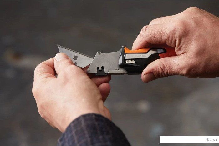 Нож строительный Fiskars CarbonMax 1027224