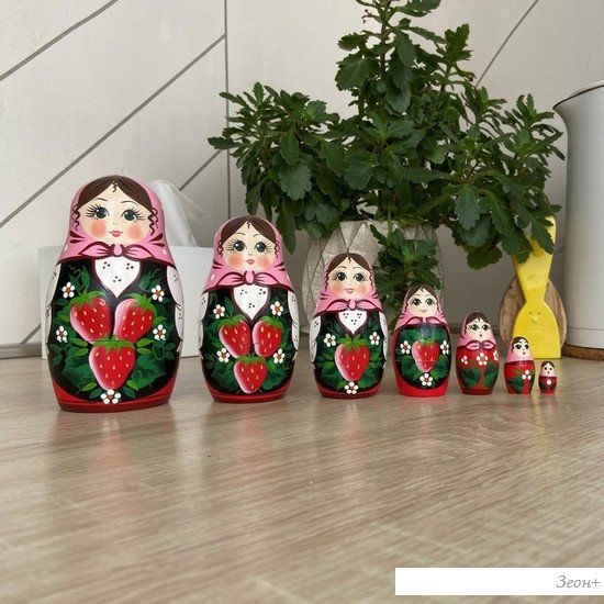 Развивающая игра Брестская Матрешка Девушка с клубникой и в розовом платке (набор 7 шт)