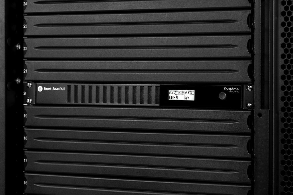 Источник бесперебойного питания Systeme Electric SMTSE750RMI1U