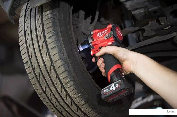 Гайковерт Milwaukee M12 FIW38-422X 4933464613 (с 2-мя АКБ, кейс)
