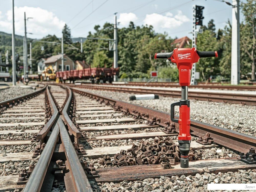 Гайковерт Milwaukee M18 FUEL M18FHIWF1R-122C 4933493141 (с 2-мя АКБ, кейс)
