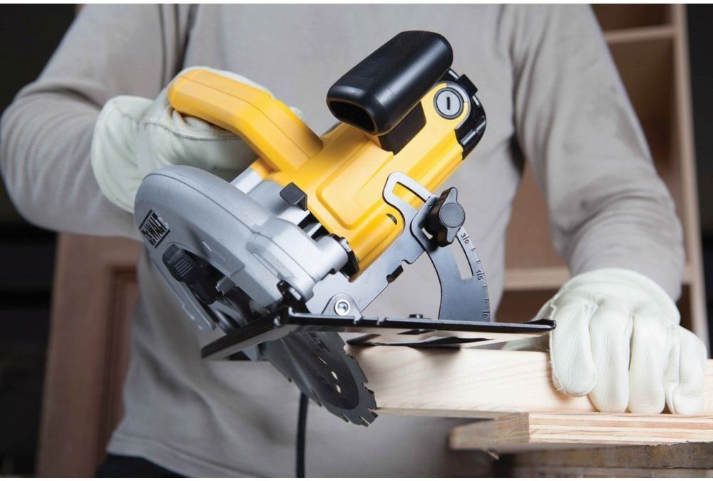 Дисковая пила DeWalt DWE560