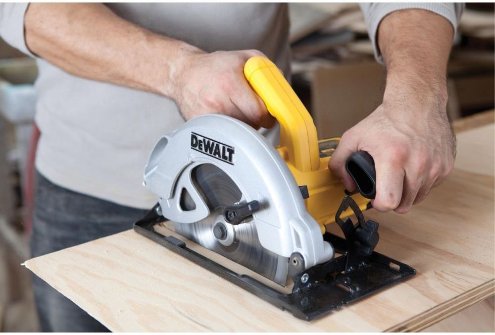 Дисковая пила DeWalt DWE560