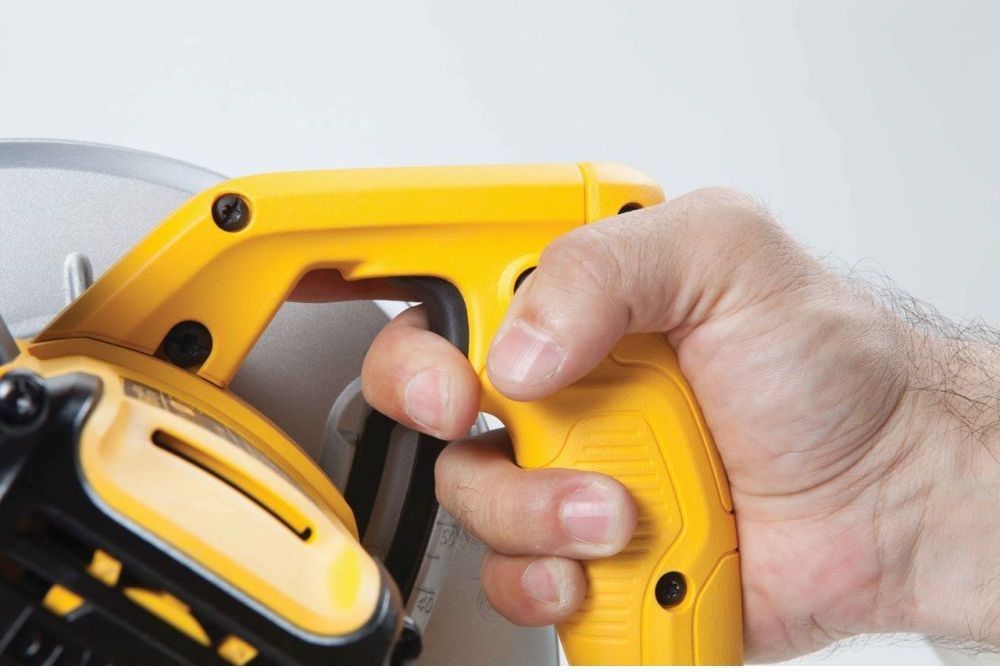 Дисковая пила DeWalt DWE560