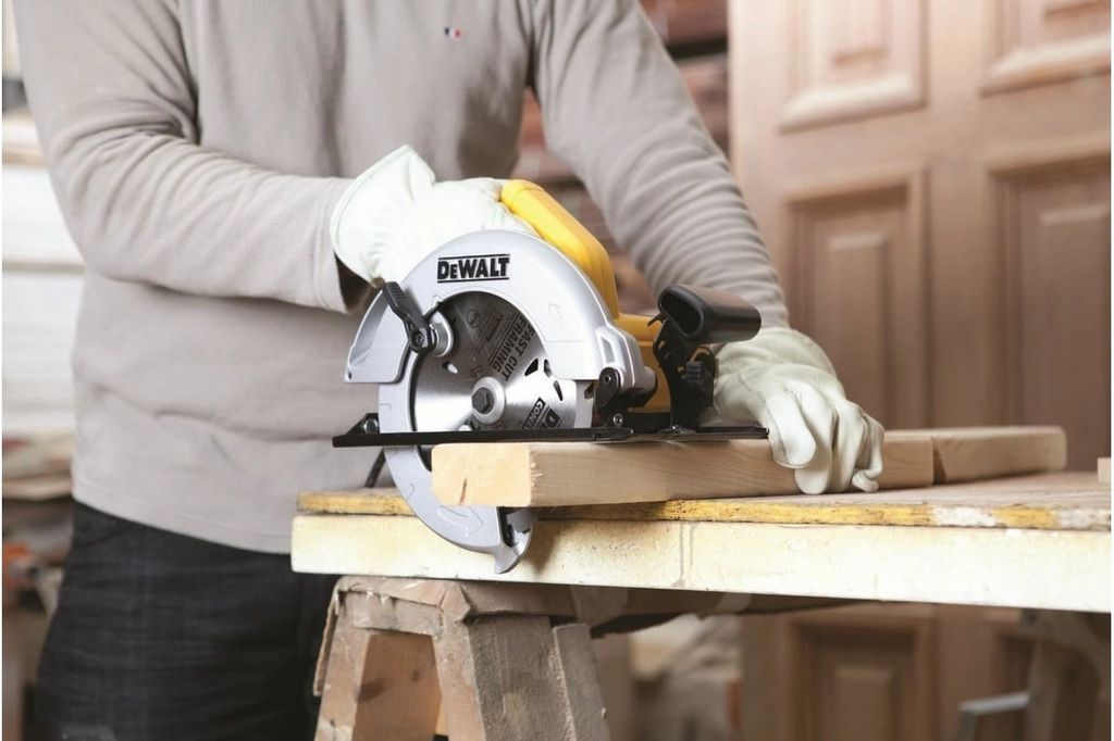 Дисковая пила DeWalt DWE560K