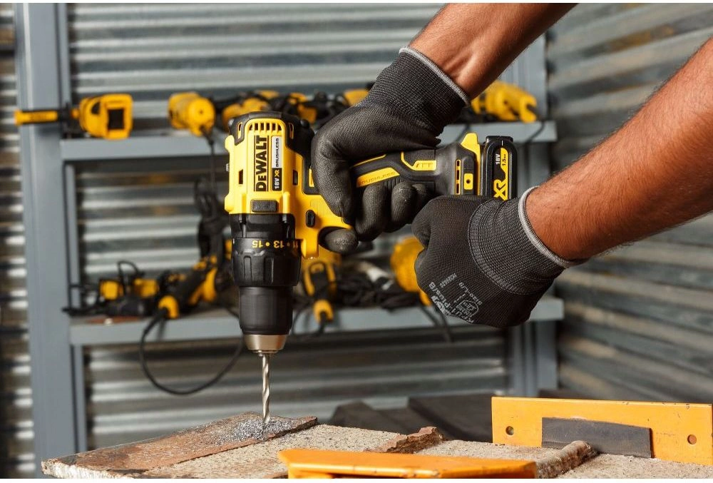 Дрель-шуруповерт DeWalt DCD777M2T (с 2-мя АКБ, кейс)