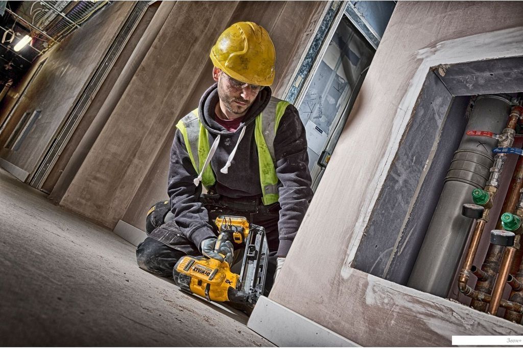 DeWalt DCN660D2 (с 2-мя АКБ, кейс)