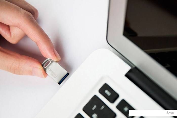 USB Flash Transcend JetFlash 710 White 32GB (TS32GJF710S)