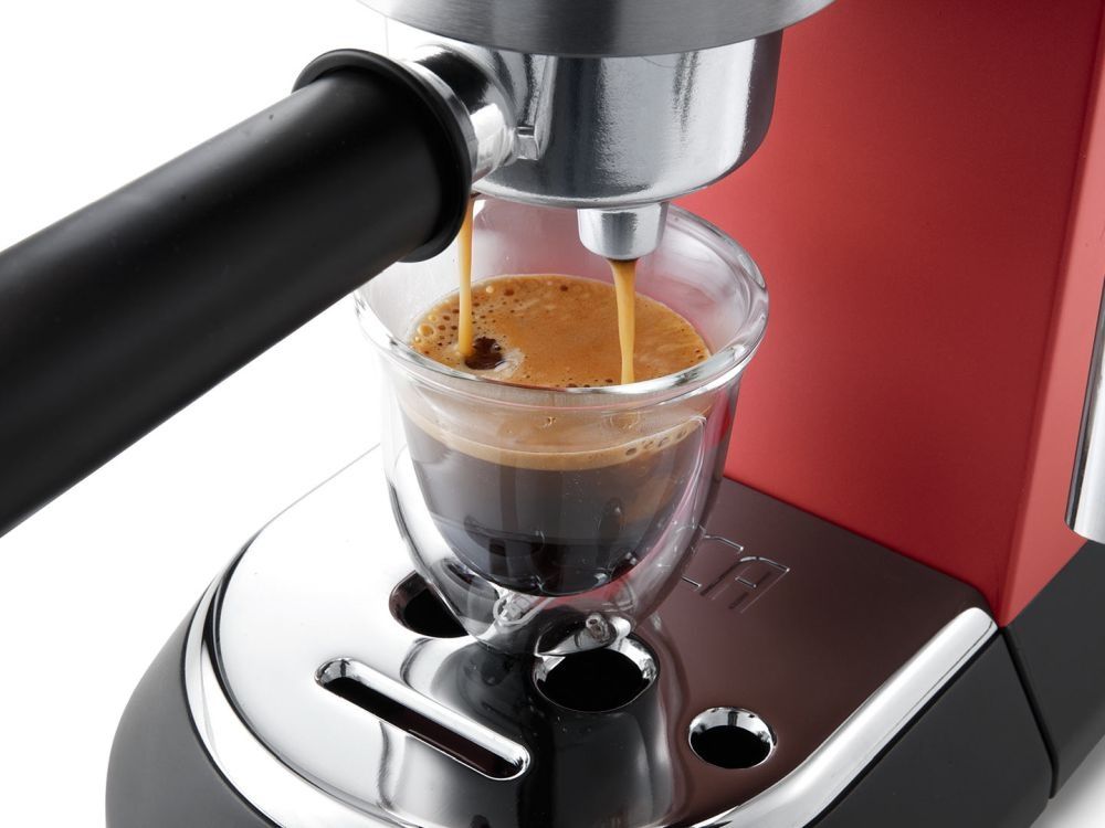 Рожковая помповая кофеварка DeLonghi Dedica EC 685.R
